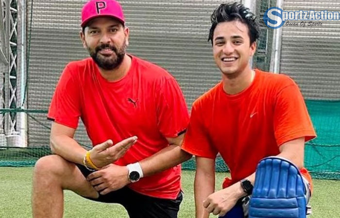 Yuvaraj Teases Abhishek ‘Still Can’t Get A 12-Ball 50?’ Yuvaraj Teases Abhishek 'Still Can't Get A 12-Ball 50?'